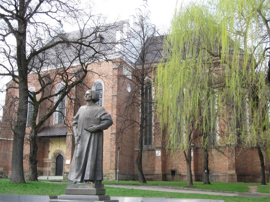 Дрогобич (Львівська обл.) - Храм Св.Варфоломія і Памятник Юрію Дрогобичу