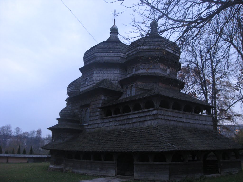 Дрогобич (Львівська обл.) - Церква Св.Юра XVI ст. в стилі українського Відродження , привезена з села Надієво