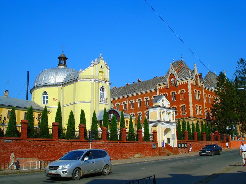 Біля церкви