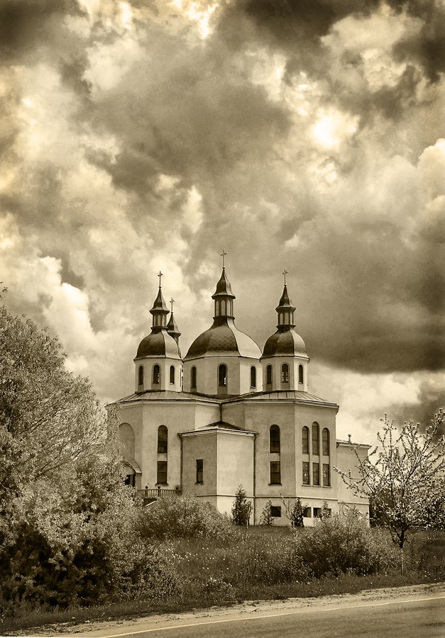 Церква на околиці Золочева