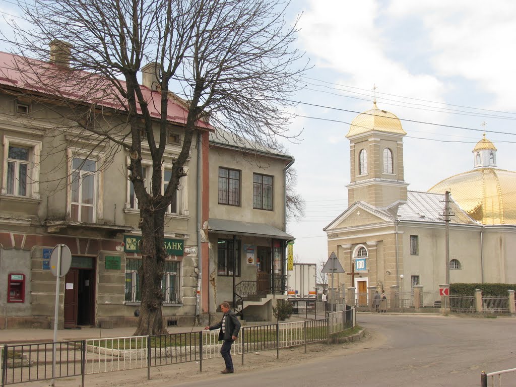 Вид на церкву з площі