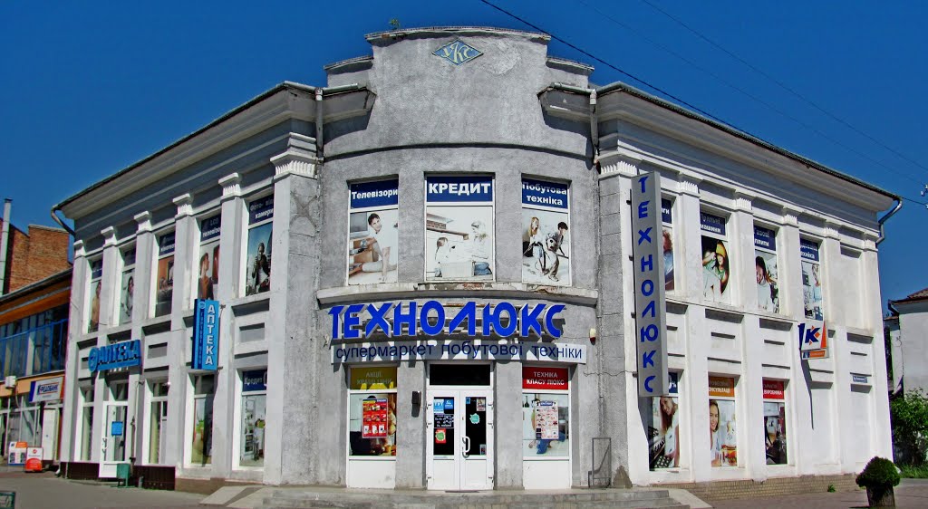 Угловое здание-бывший универмаг...