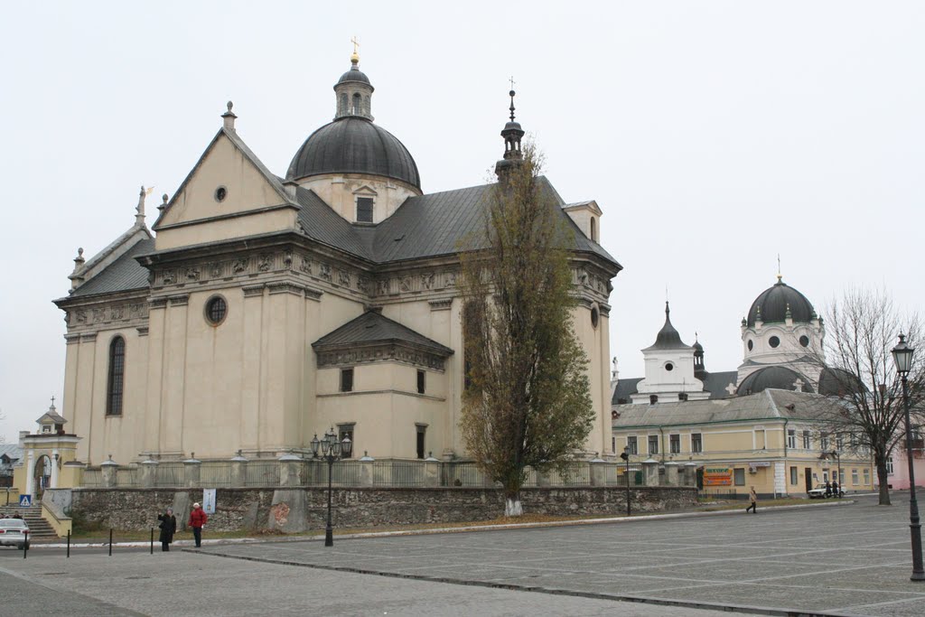 м. Жовква. Костел св. Лаврентія (1606 р.)  і  УГКЦ Серця Христового