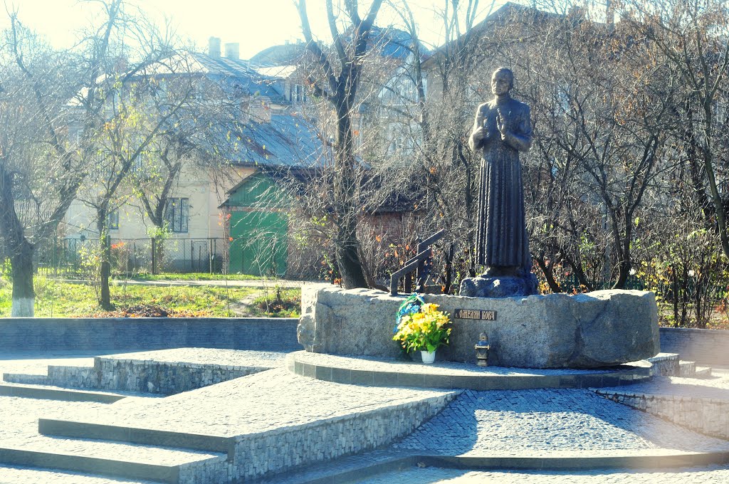 Памятник о. Омеляну Ковчу у Перемишлянах
