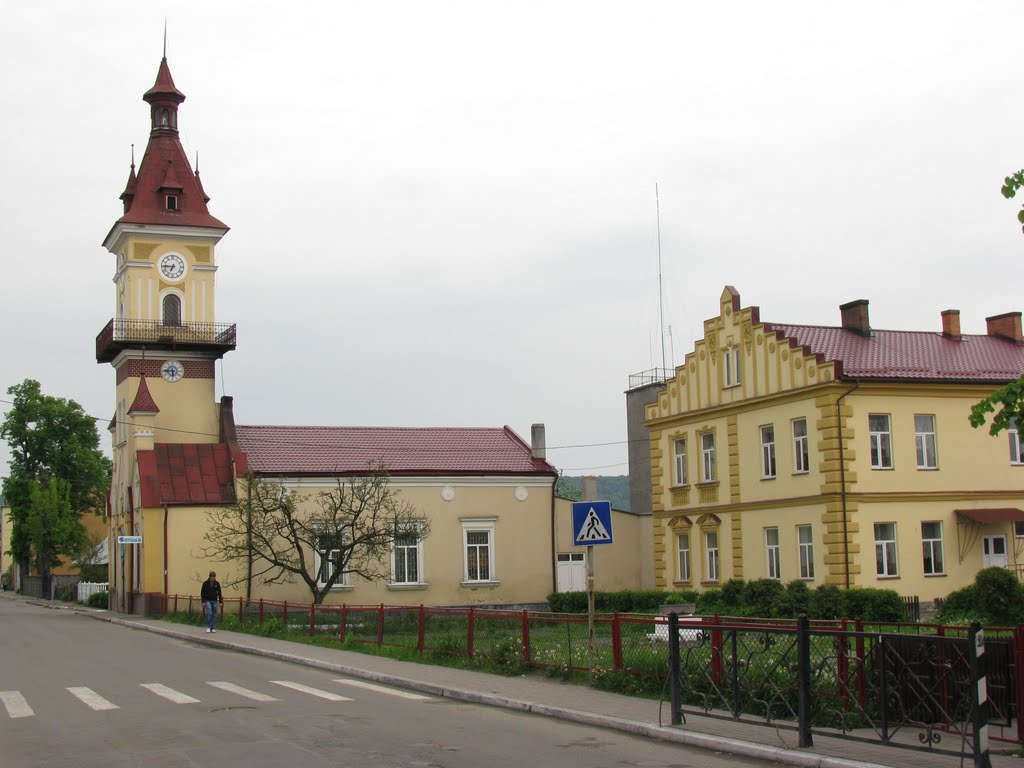 Біля ратуші