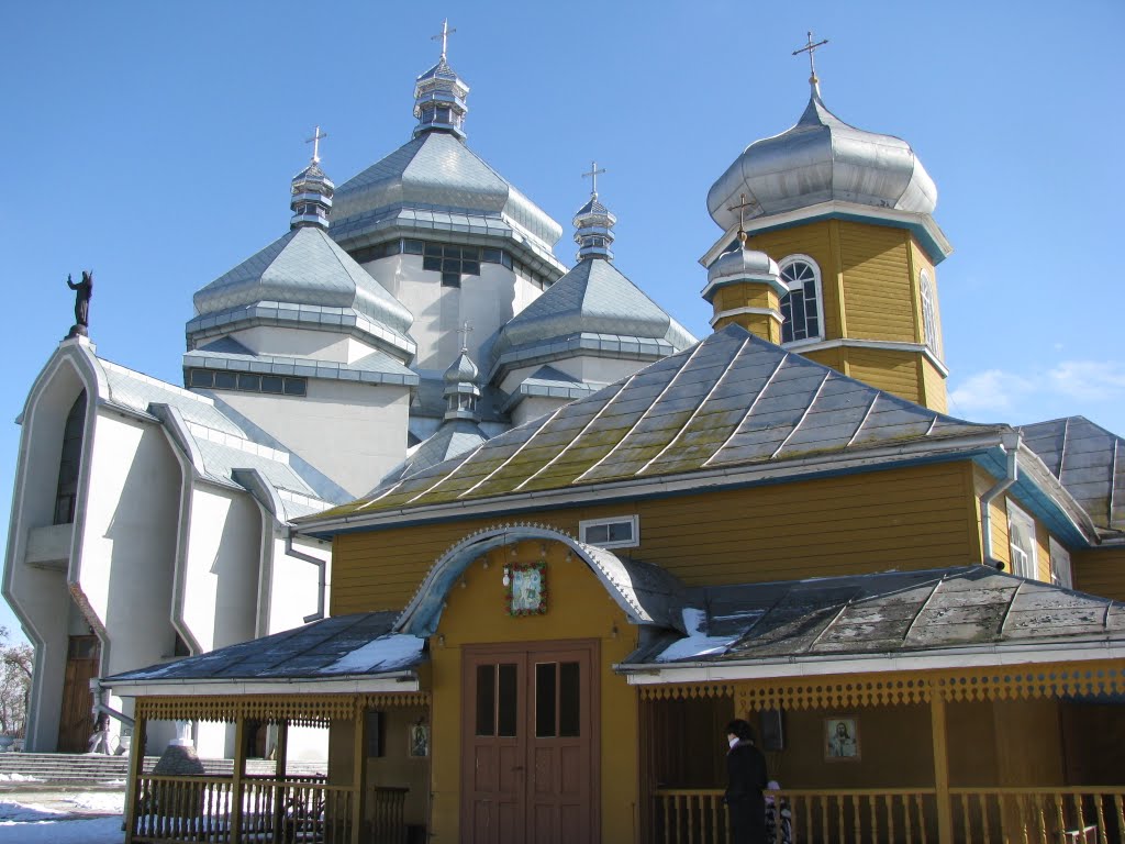 Дві церкви - стара і нова