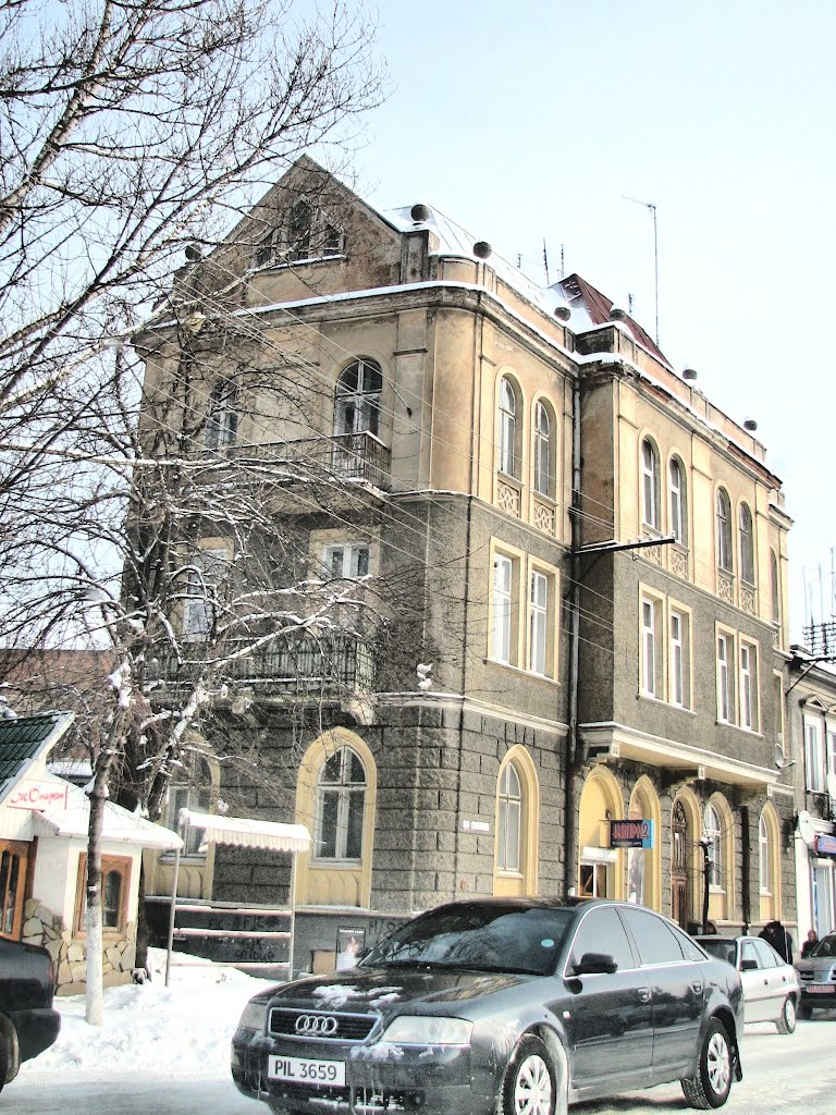 Старинный дом с "Капризом" на центральной площади Самбора. Вид на северо-восток.