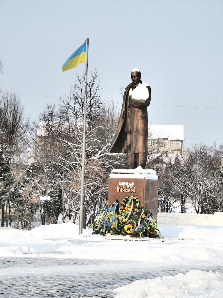 Памятник С.Бандере, герою здешних мест. Вид на север. Ветер - с востока.