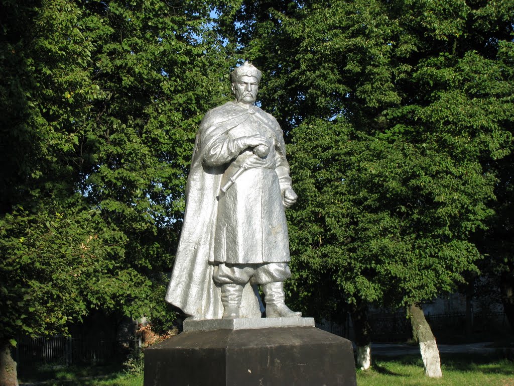 Памятник Б.Хмельницькому на згадку про події 1648-1655 рр.  Постамент Б. Хмельницкому в память о событиях 1648-1655 гг.  Monument to Bogdan Khmelnitsky in memory of the events of 1648-1655.
