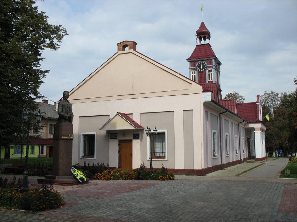 Ратуша и памятник Е.Петрушевичу (Сокаль, Україна)