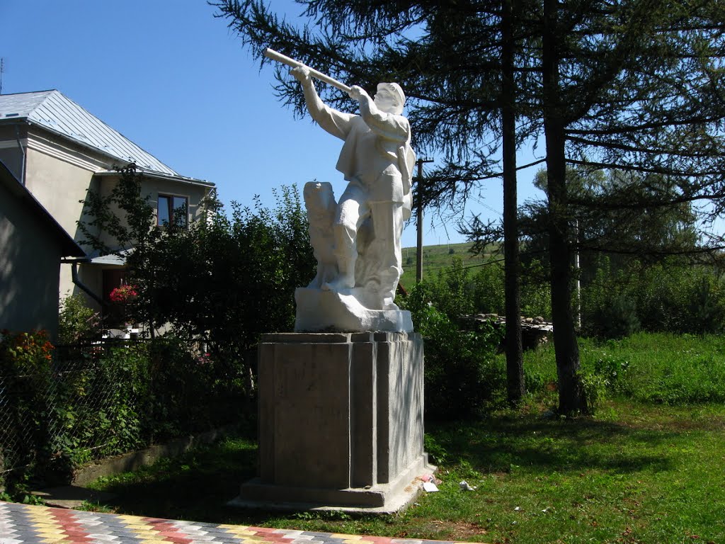►Памятник гуцулу з трембітою