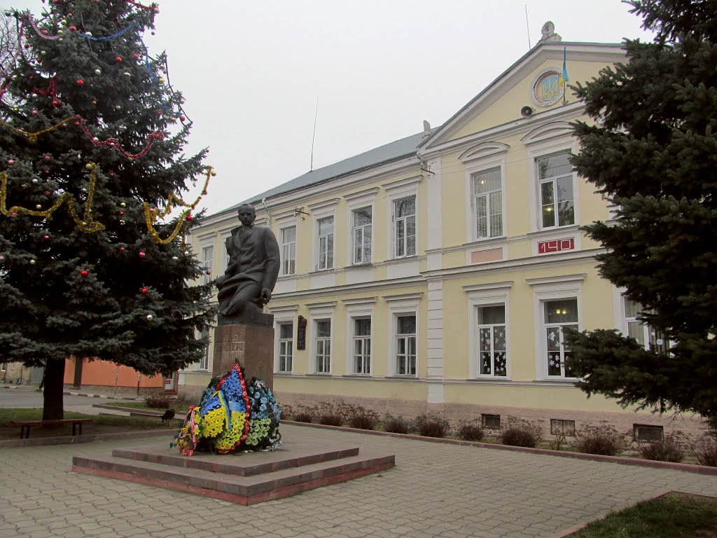 Степан Бандера біля своєї alma mater