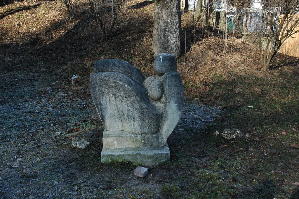 Very strange sculpture in the park. Очень странная скульптура в парке.