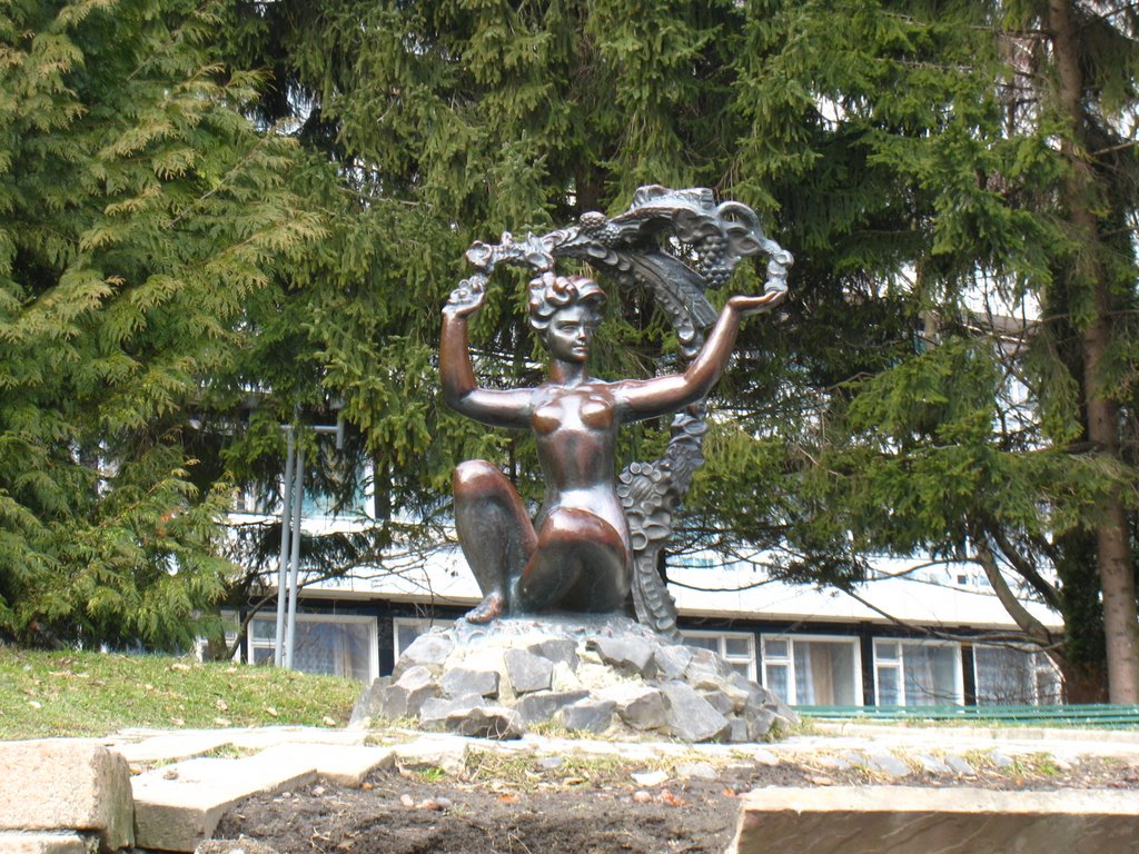 Скульптура перед санаторием "Алмаз". A sculpture infront of sanatorium "Almaz".