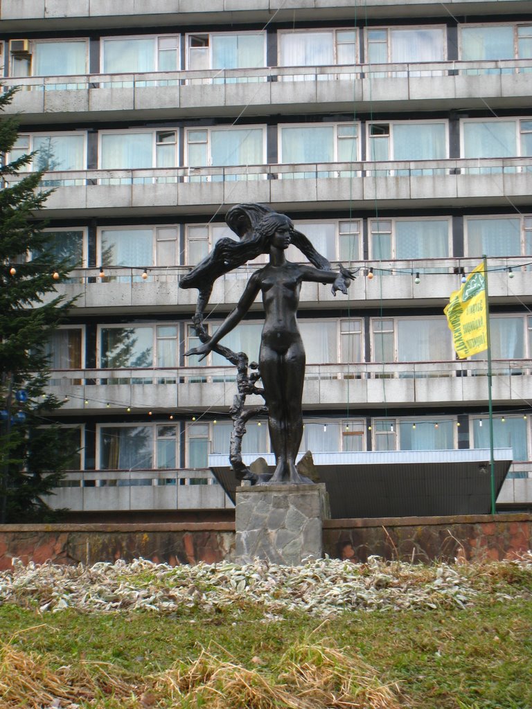 Скульптура перед санаторием "Кристал". A sculpture infront of sanatorium "Kristal".