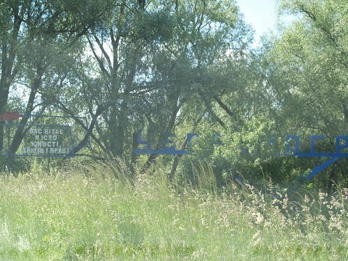 Stadtschild bei Tscherwonograd. Buchstäblich aus dem Ukrainischen: Die Stadt von Jugend, Blumen und Arbeit grüsst euch!