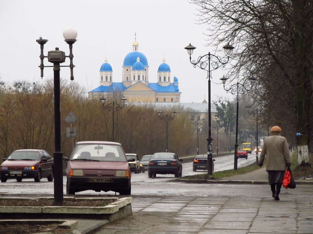 церква і дамба, машини і ліхтарі ..