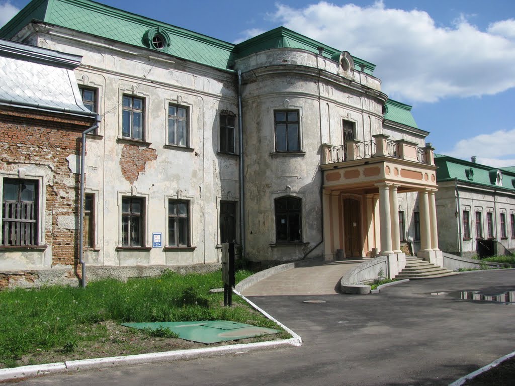 Палац Потоцьких розташований між школою та стадіоном