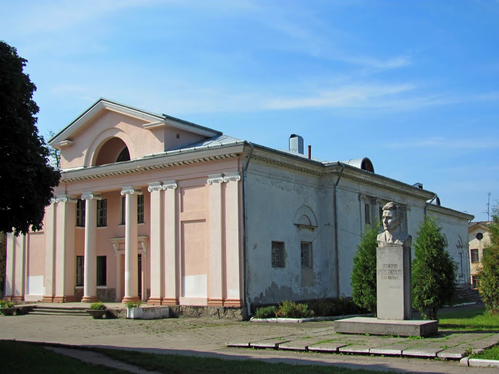 Бывший кинотеатр, на ул. Б. Хмельницкого. Памятник В. Бобинскому.