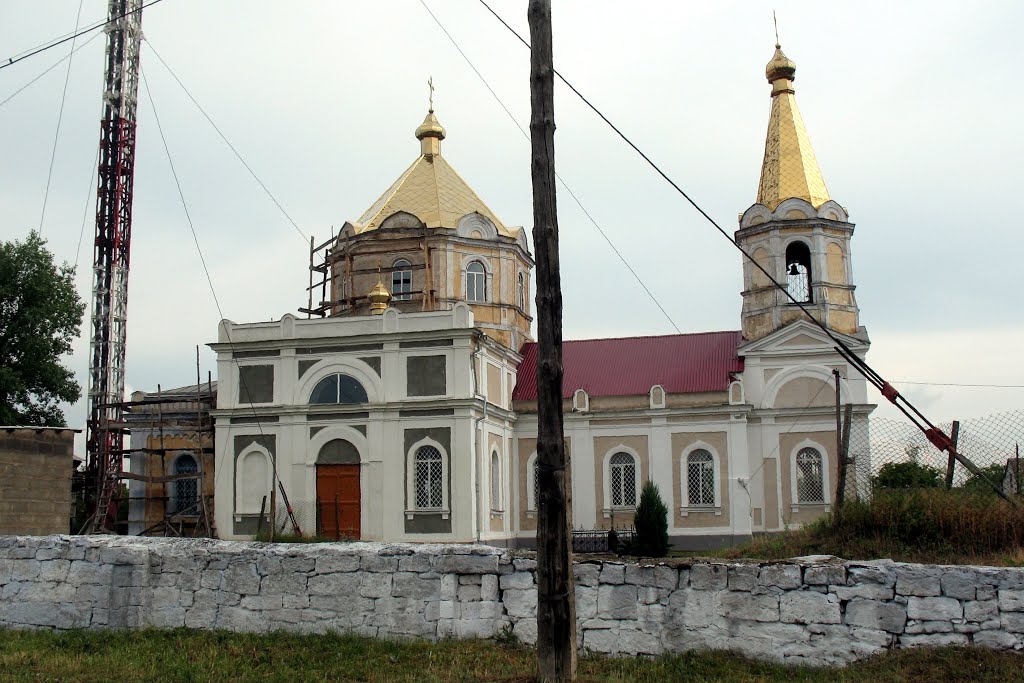 Вішка біля церкви