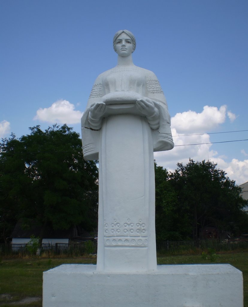 Памятник женщины с хлебом и солью