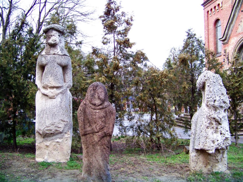 Скифские каменные бабы возле краеведческого музея