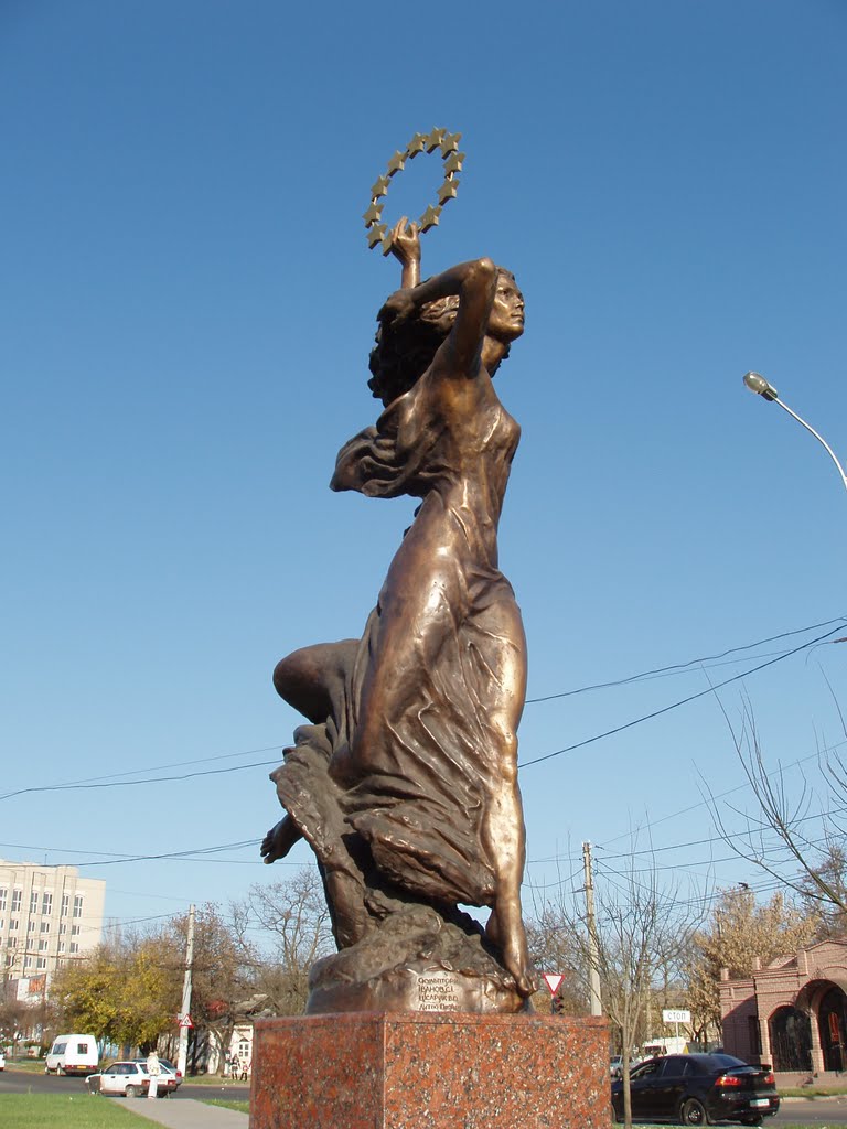Статуя в сквере на улице Садовой