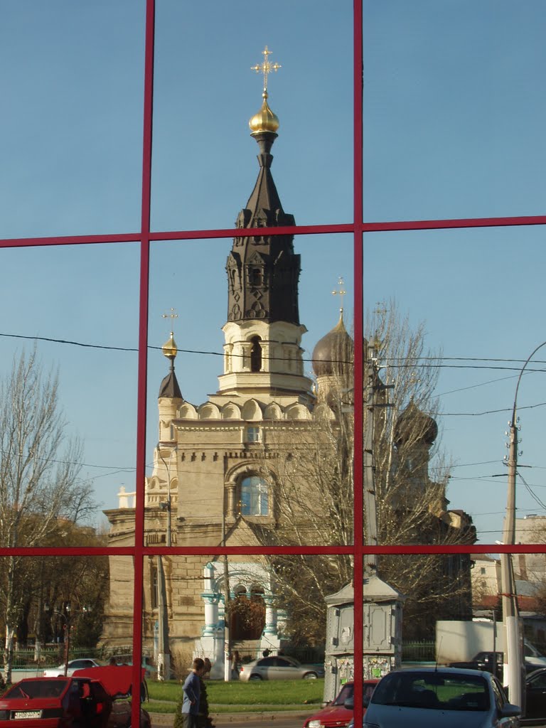 Храм. Отражение в окнах