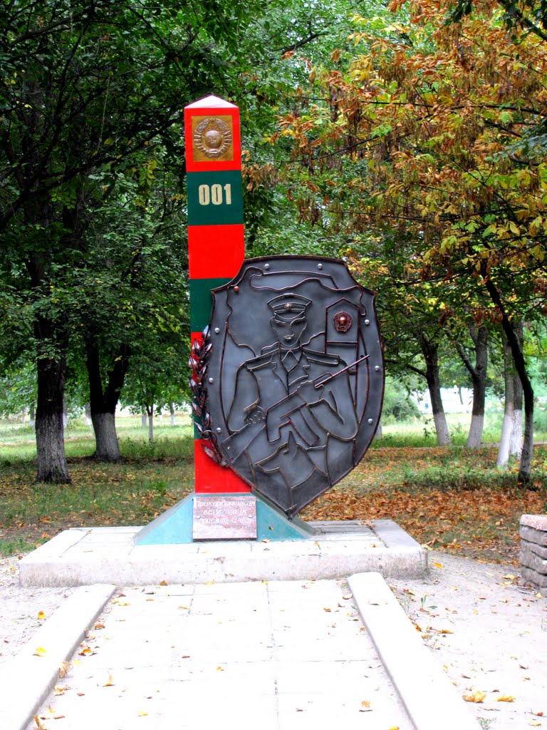 Что это?Для чего это?--Уродец, с советской уродливой символикой.