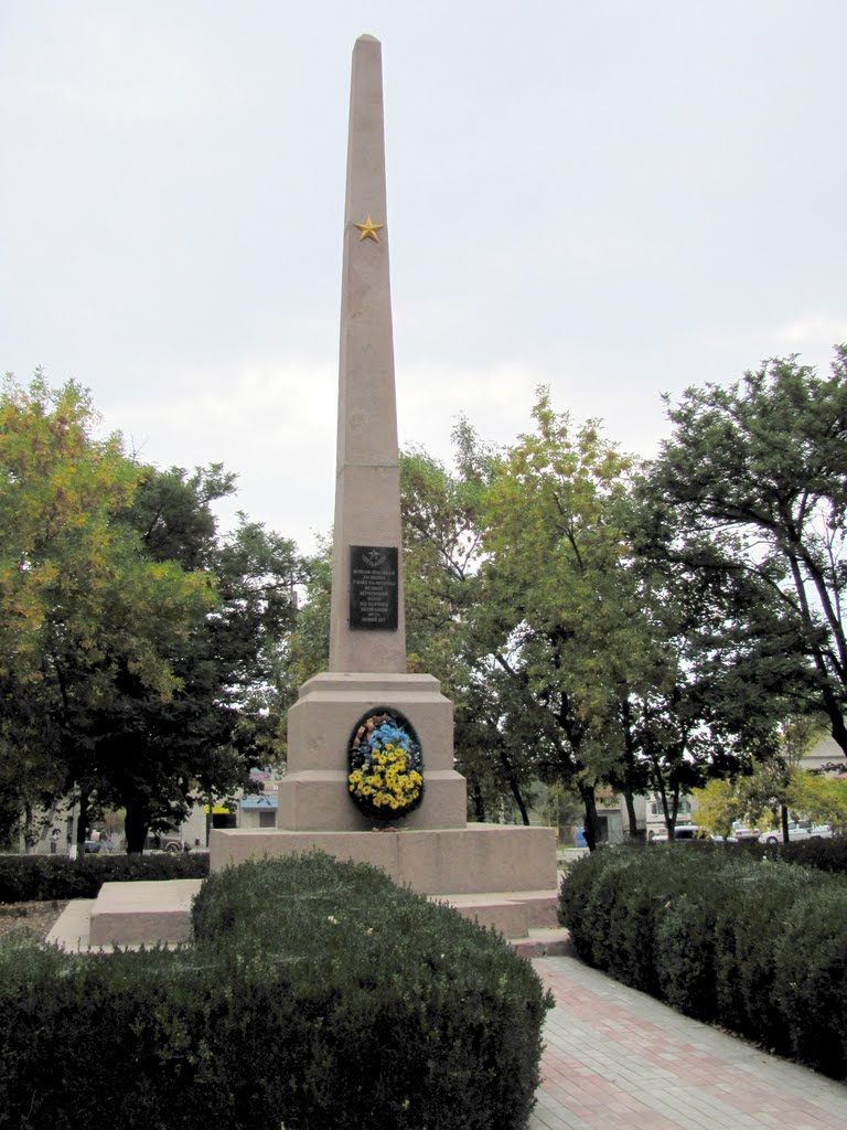 Обелиск славы,воинам погибшим в 1941-1945.г.Новый-Буг.