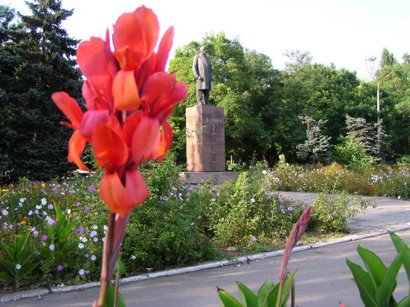 Памятник Ленину в центре Очакова