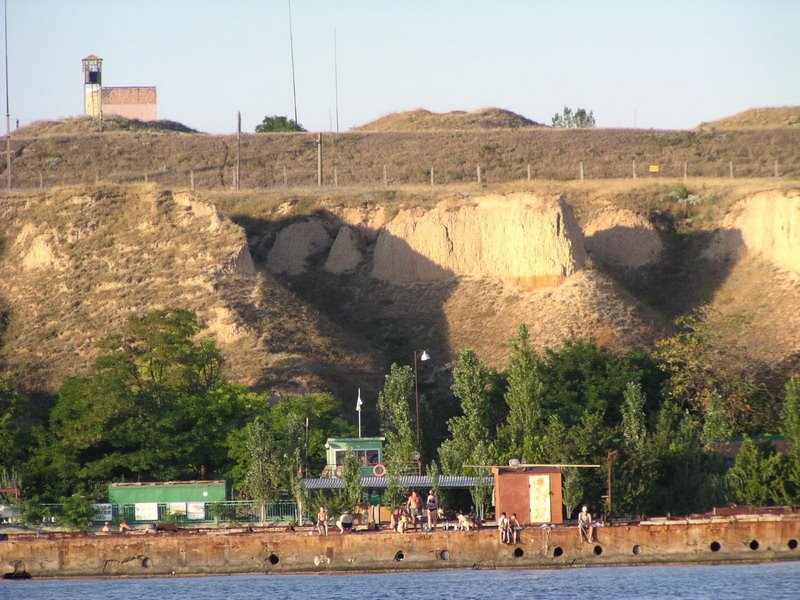 Баржа, с которой можно прыгать в воду. Рядом: теплоход к косе, прокат лодок и т.д.