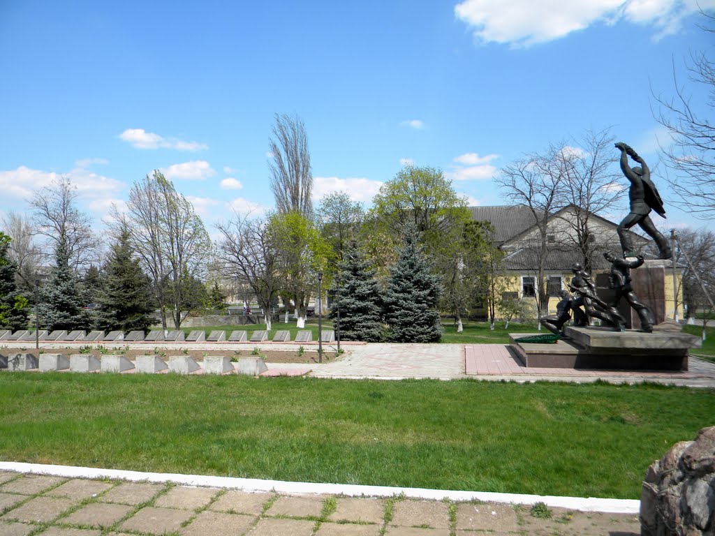 Возле памятника
