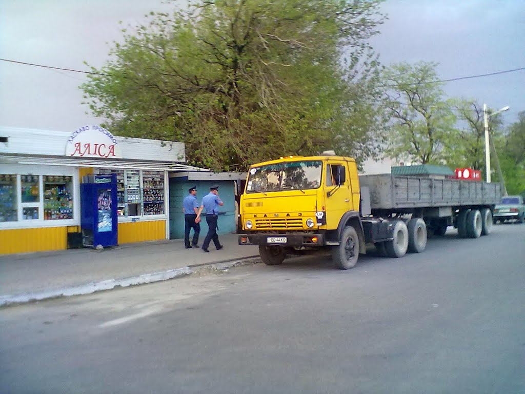 возле магазина Алиса