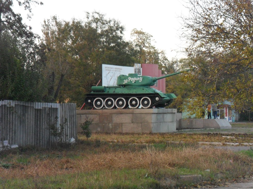 Снигиревка. Танк возле ж/д станции на улице Ленина