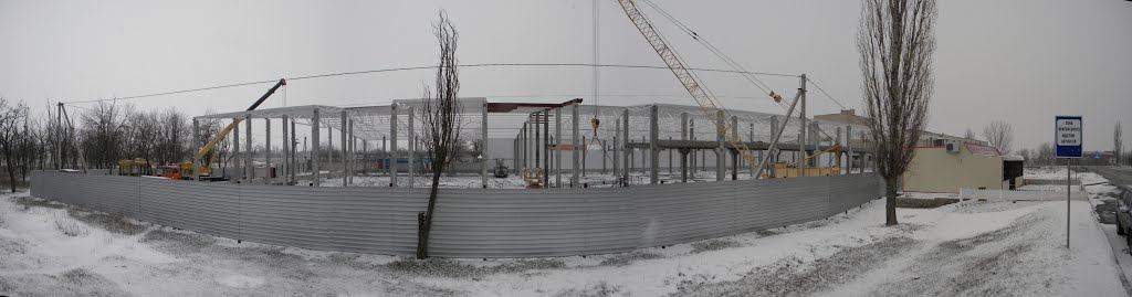 Панорама стройки в марте под снегом