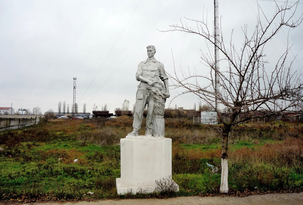 Tractor-driver. Sculpture.  Скульптура тракториста у МТС в Снигирёвке.