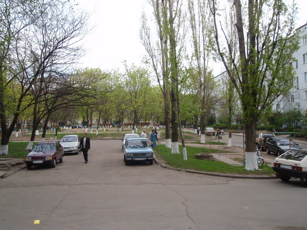 Во дворе пр.Коммунистический,7