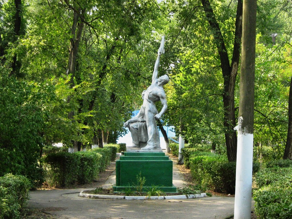 ►В сквере стою, ракету держу