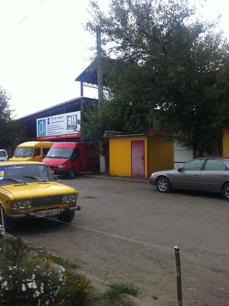 Машины возле повседневного базара