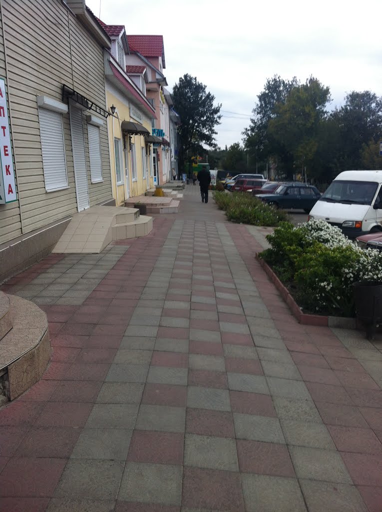 Красивый тротуар проложен вдоль магазинов