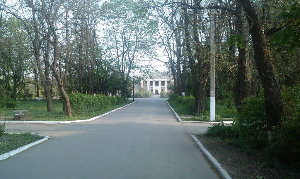 Вид с перекрёстка на клуб