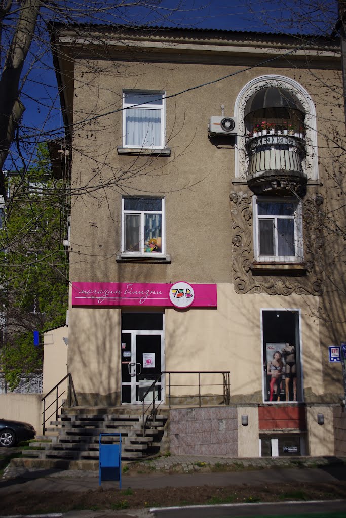Красивый балкон с цветами