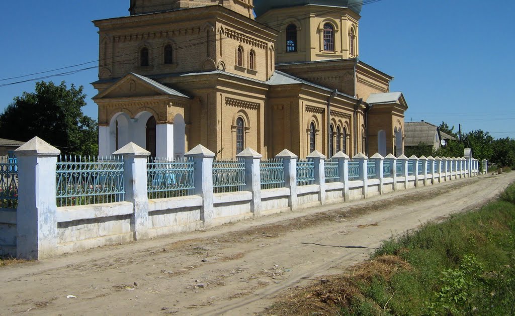 ►У церкви