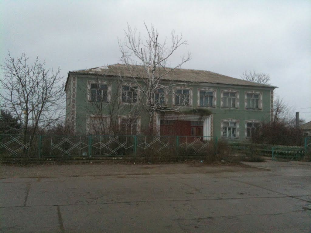ул. Кирова. Заброшенное здание конторы бывшего колхоза