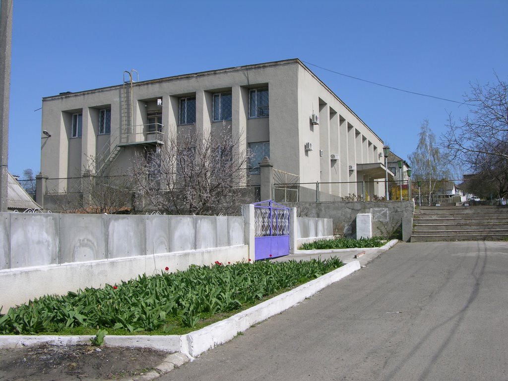 На ул. Горького (недалеко от храма)