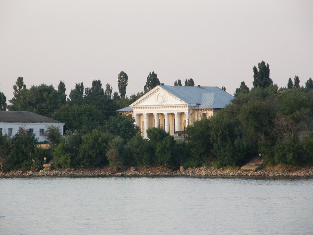 monumental building in Reni