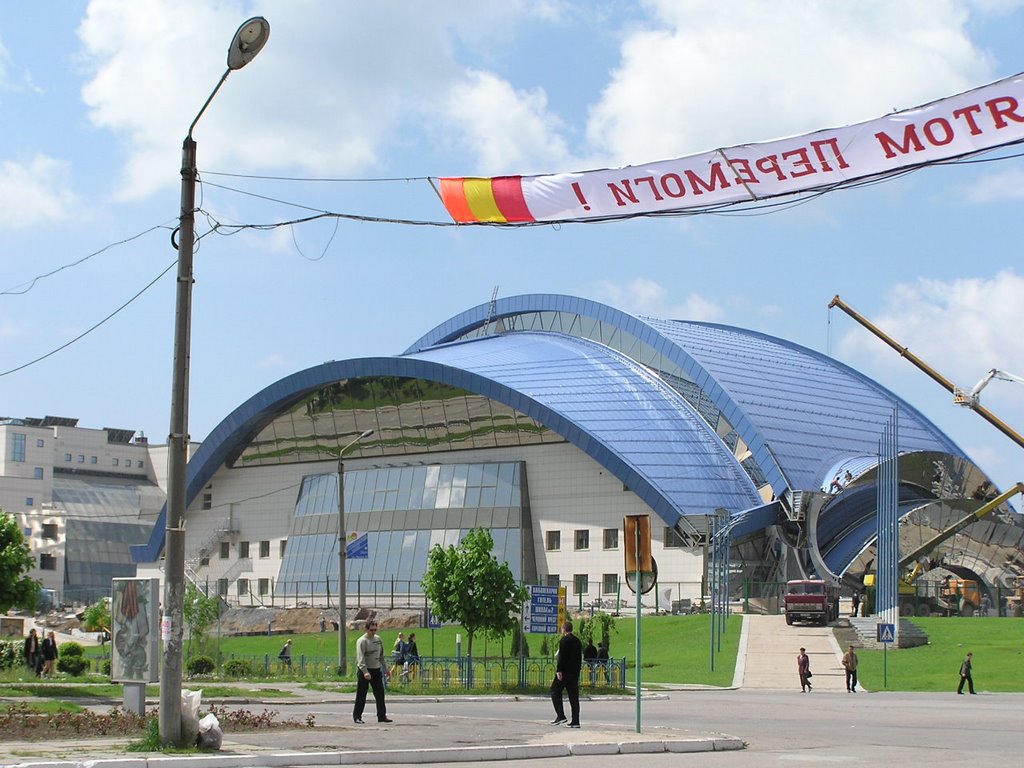 город Южный. Завершение строительства Дворца Спорта. Май. 2004