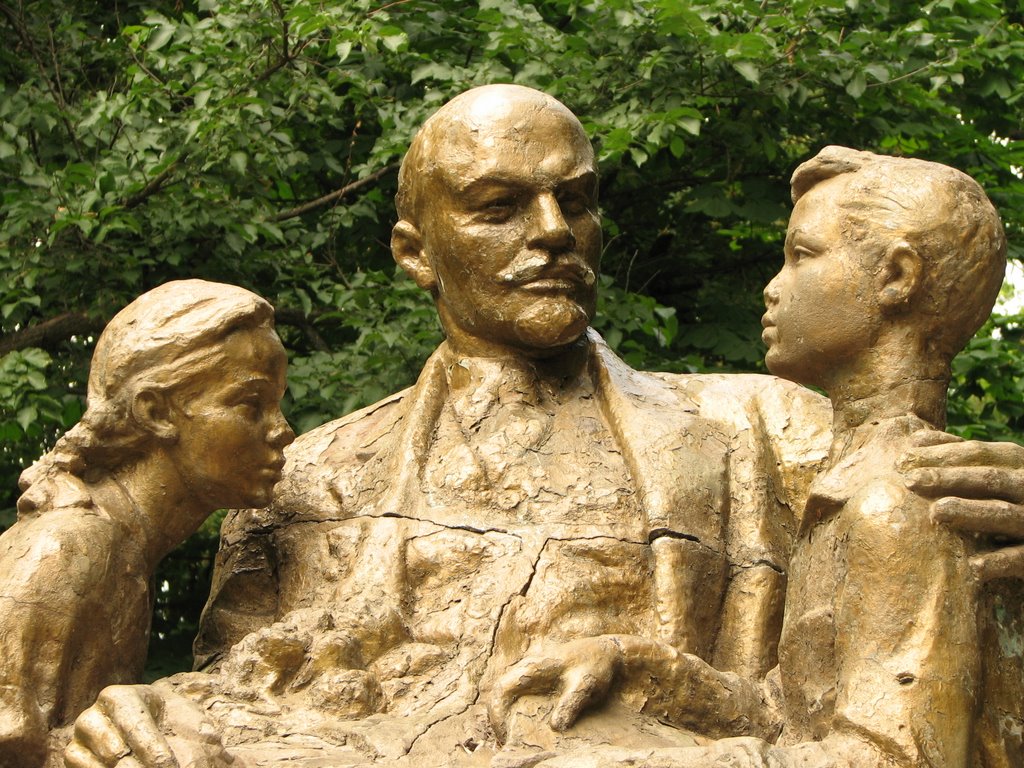 Ленин и дети пямятник