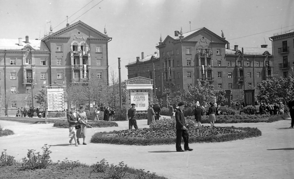 Near Bolshevik cinema. May 1961. Photo Vasyl Tatyanko